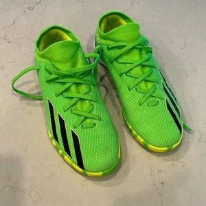 Adidas boys indoor soccer shoes, size 4.5 good condition!